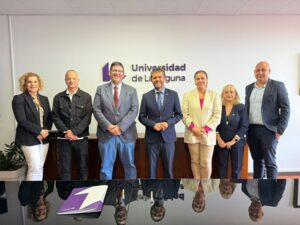 El rector de la ULL y el presidente del CAF tinerfeño posan acompañados de las respectivas delegaciones que han trabajado en el título propio