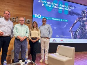 El mediador Manuel Rosales con el vicepresidente Jorge Agudo y los colegiados que representaron un conflicto vecinal